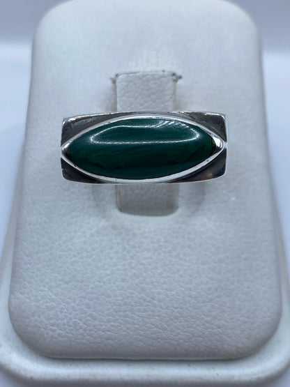 Anillo de plata .925 con malaquita verde oscura en forma de solitario minimalista