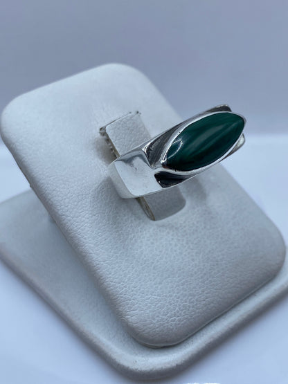 Detalle de la malaquita verde engastada a mano en plata de Taxco