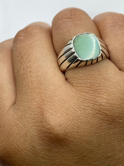 Anillo sobre la mano mostrando el Quinto .925 grabado en el interior