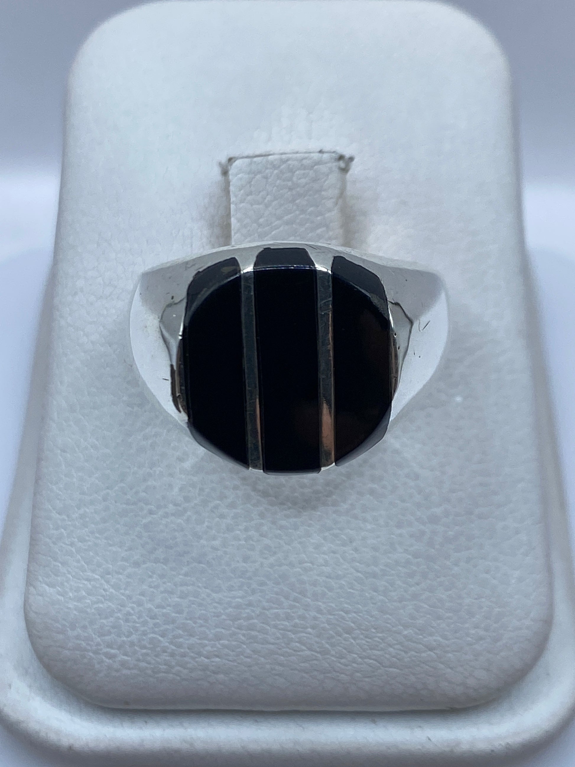 Anillo de plata .925 con ónix negro pulido sobre fondo blanco
