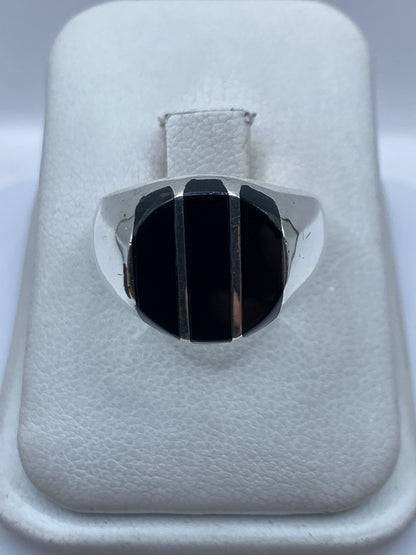 Anillo de plata .925 con ónix negro pulido sobre fondo blanco