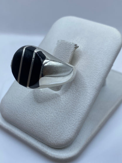 Detalle lateral del anillo mostrando el engaste del ónix en plata de Taxco