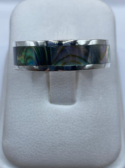 Anillo de plata .925 con incrustación de piedra en talla 12, vista frontal sobre dedo