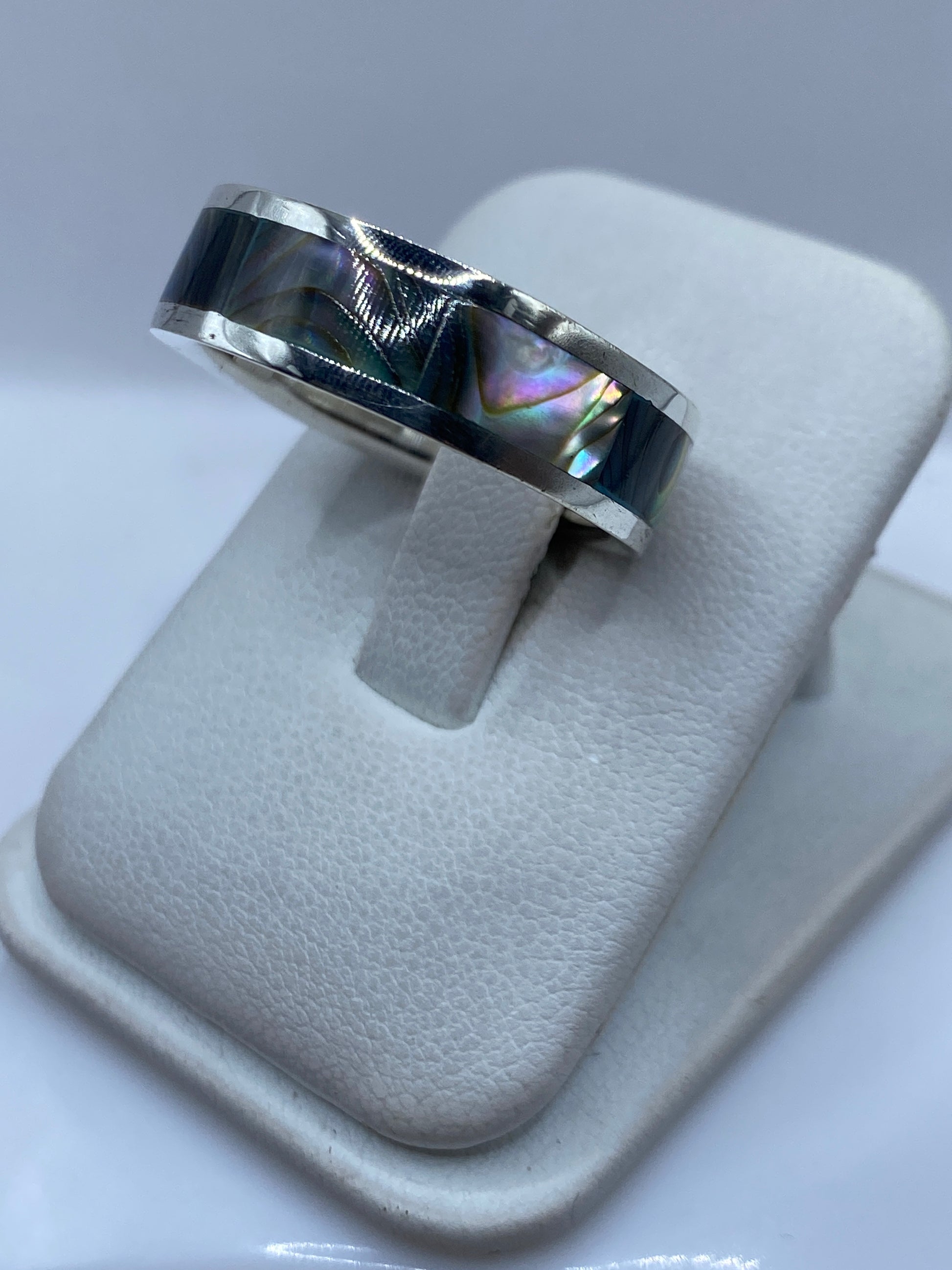 Detalle del engaste de piedra en plata pulida, reflejando luz