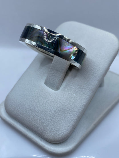 Detalle del engaste de piedra en plata pulida, reflejando luz