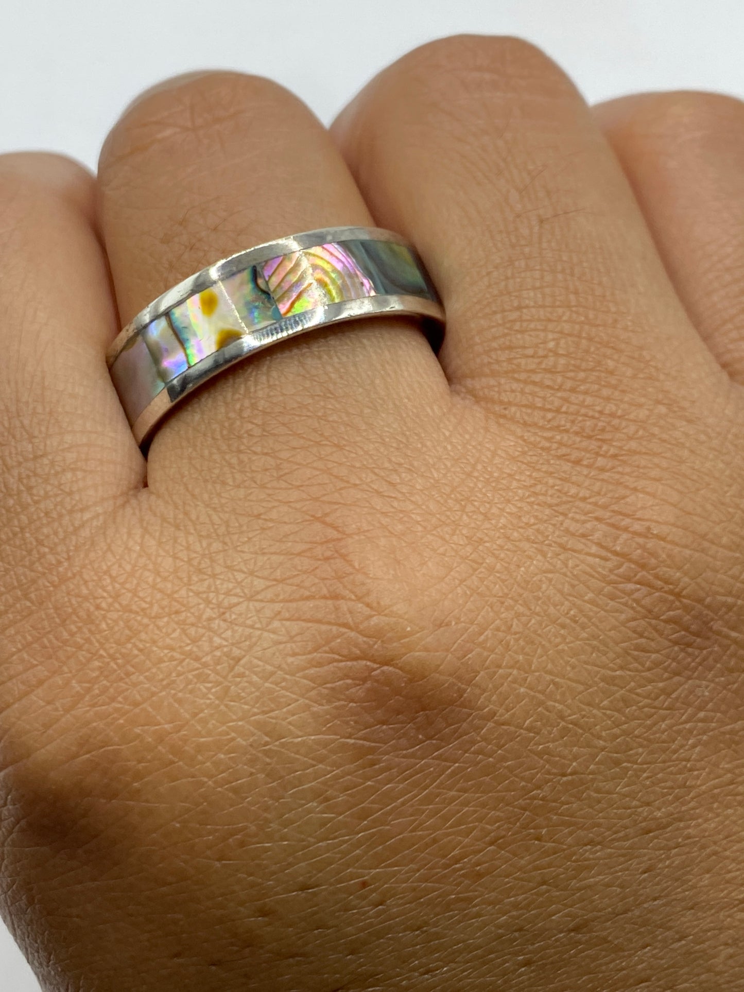 Anillo sobre fondo blanco con sello de autenticidad .925 visible en el interior
