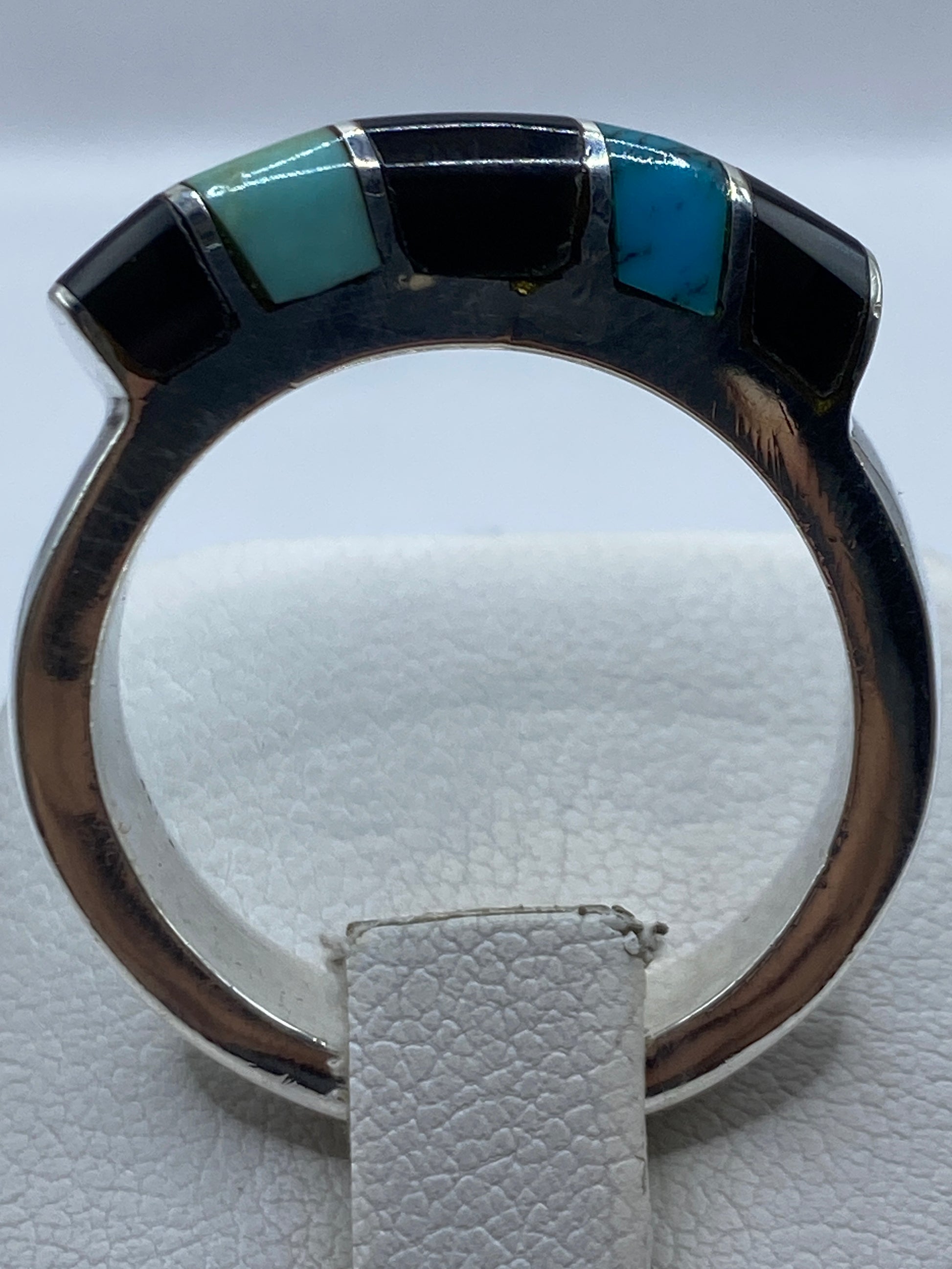 Anillo de plata turquesa en la mano mostrando el acabado pulido