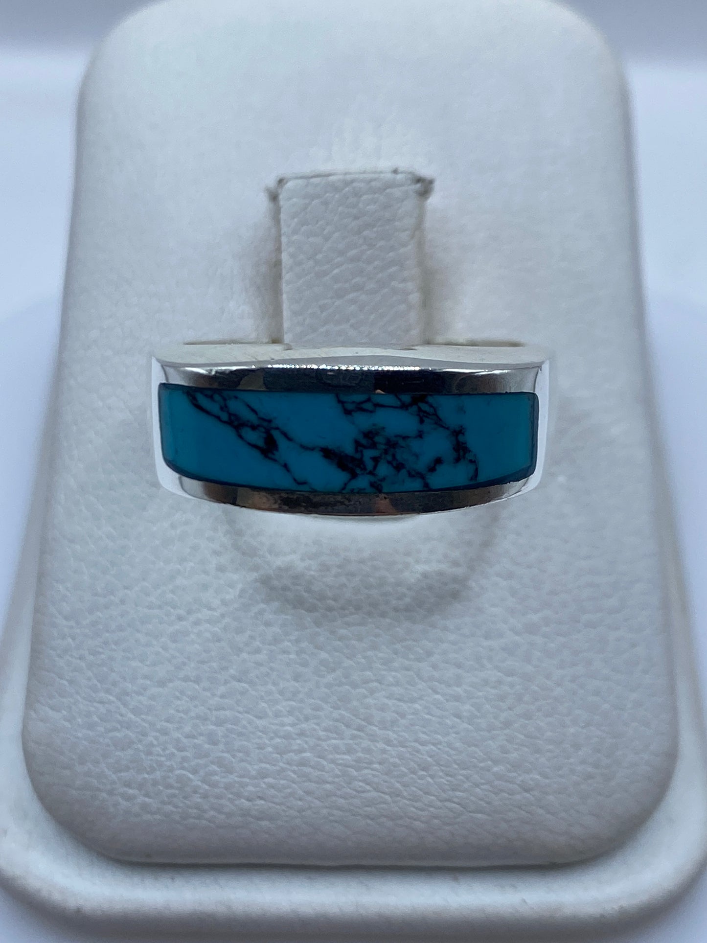 Anillo de plata .925 con turquesa azul cielo engastada, vista frontal sobre anillo de presentación