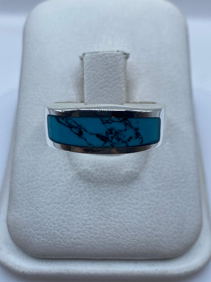 Anillo de plata .925 con turquesa azul cielo engastada, vista frontal sobre anillo de presentación