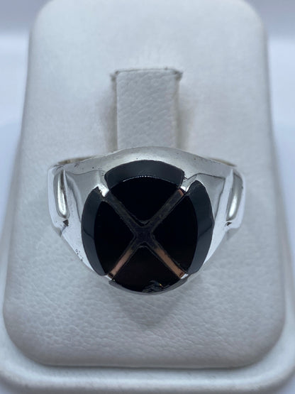 Anillo de plata .925 con ónix negro engastado, vista frontal de arriba en estuche blanco