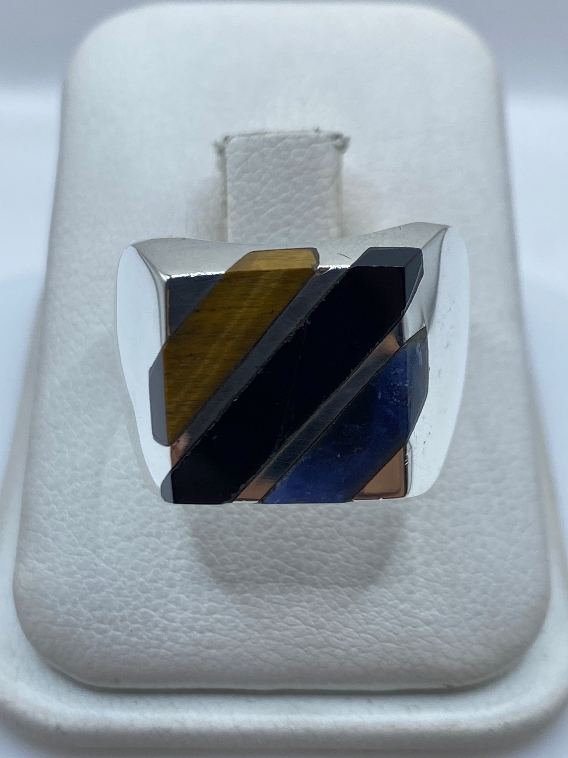 Anillo de plata con ónix negro engastado, visto desde arriba en estuche blanco