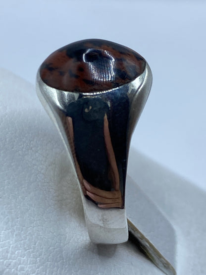 Detalle lateral del anillo solitario con el Quinto .925 grabado en la banda