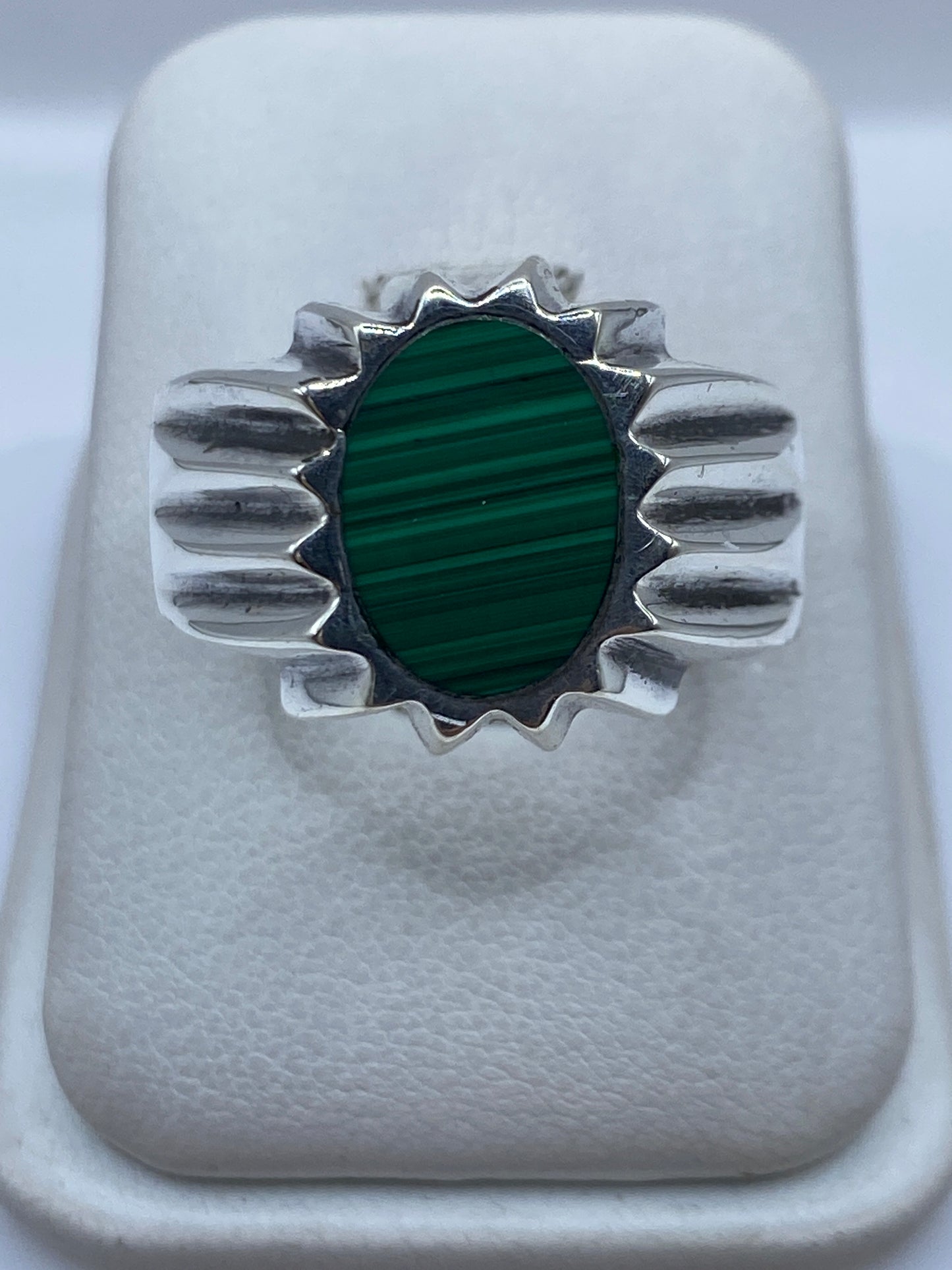 Anillo de plata con malaquita verde engastada, vista frontal sobre fondo blanco