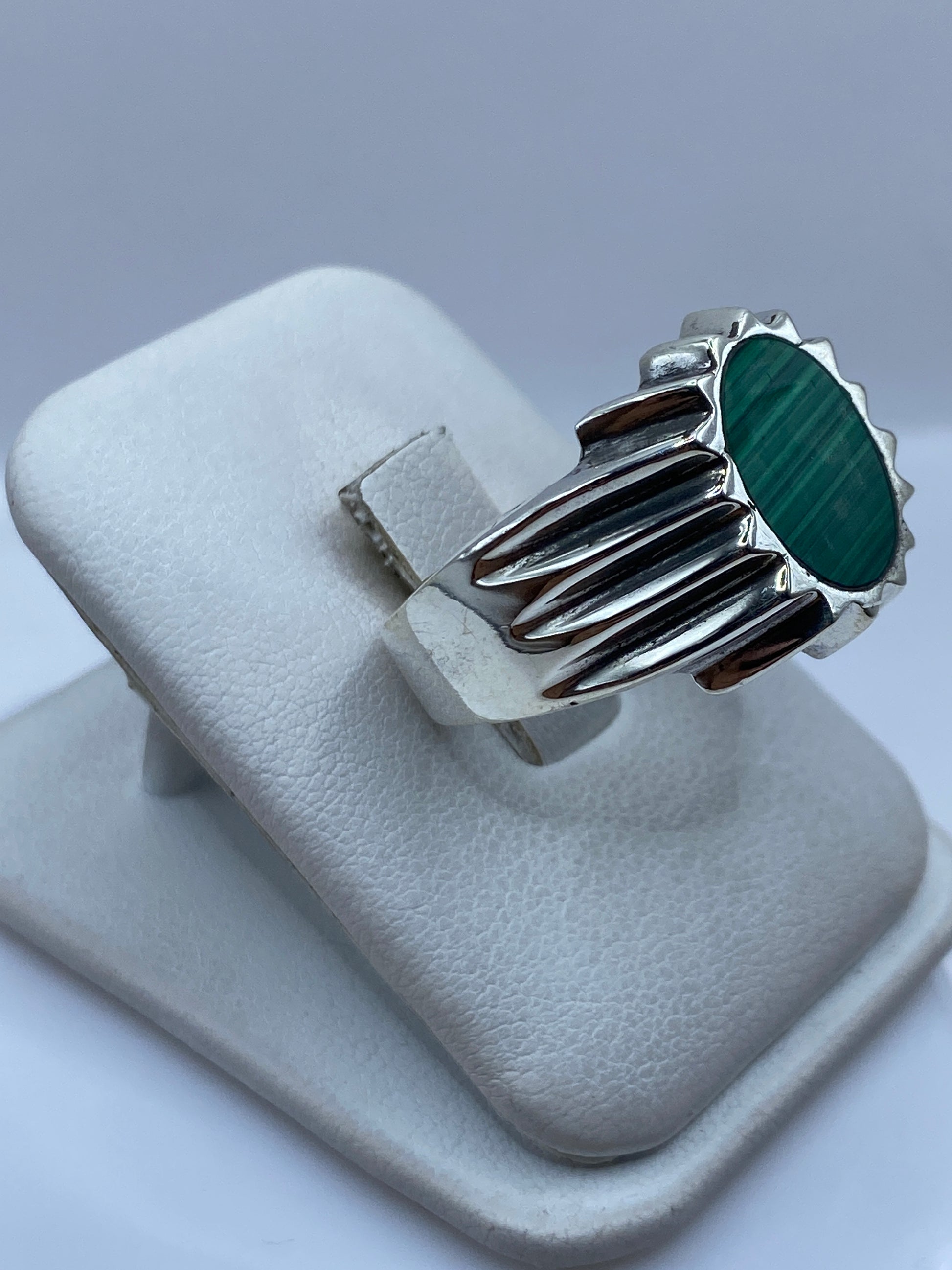 Detalle de la malaquita verde con vetas naturales engastada en plata .925