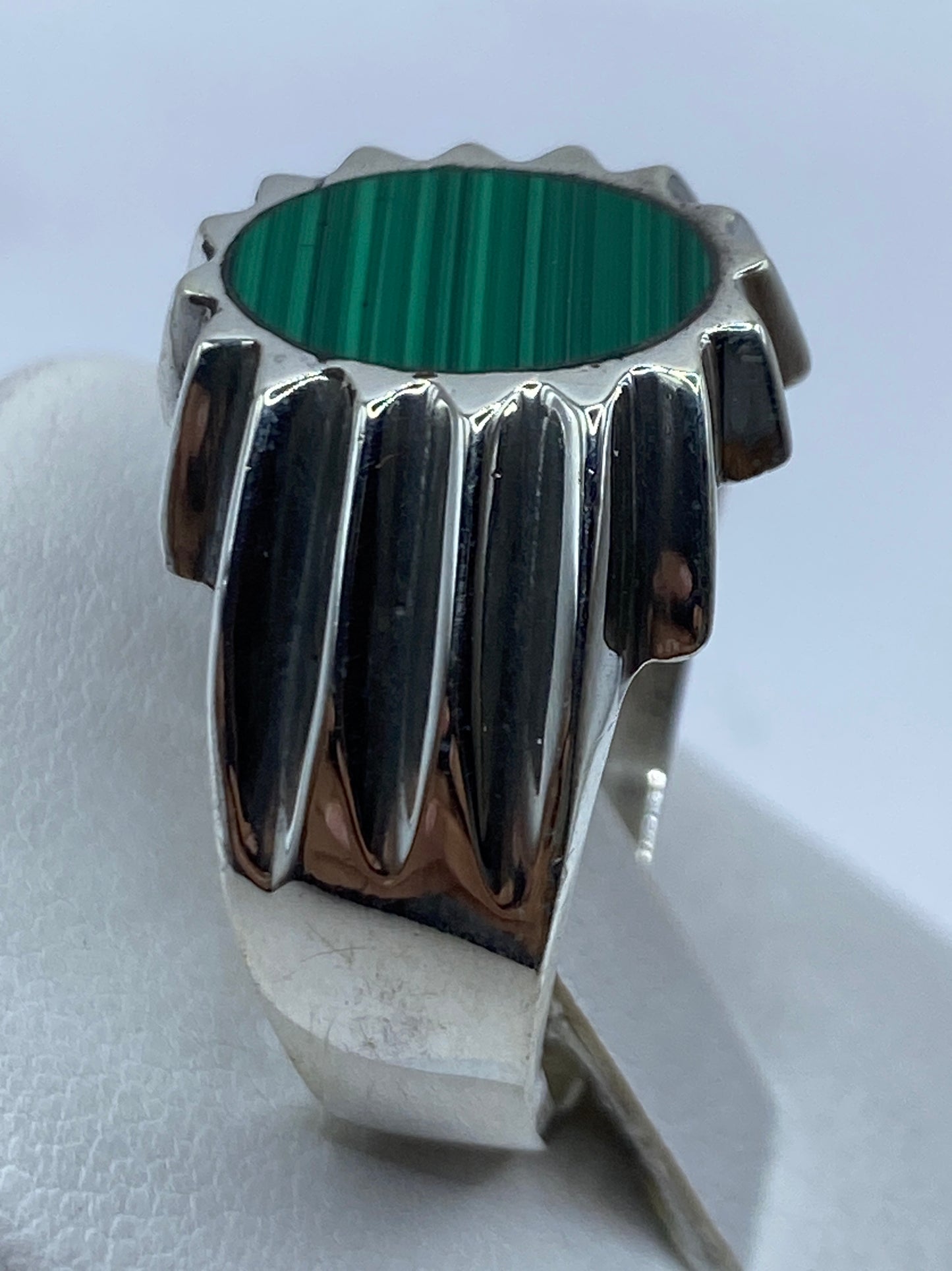 Anillo en la mano mostrando el peso y la presencia de la pieza