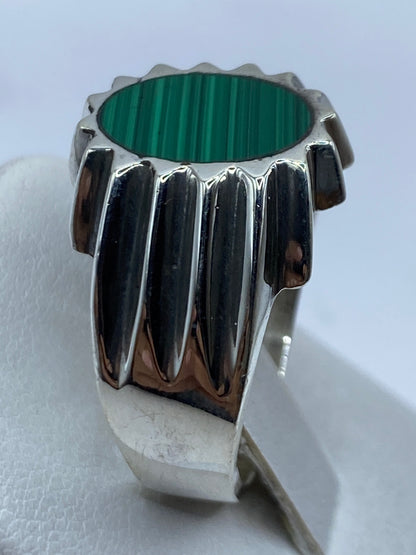 Anillo en la mano mostrando el peso y la presencia de la pieza