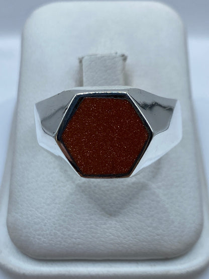 Anillo sello de plata .925 con piedra engastada, vista frontal en estuche blanco