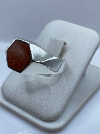 Lateral del anillo sello mostrando el peso y grosor de la plata maciza