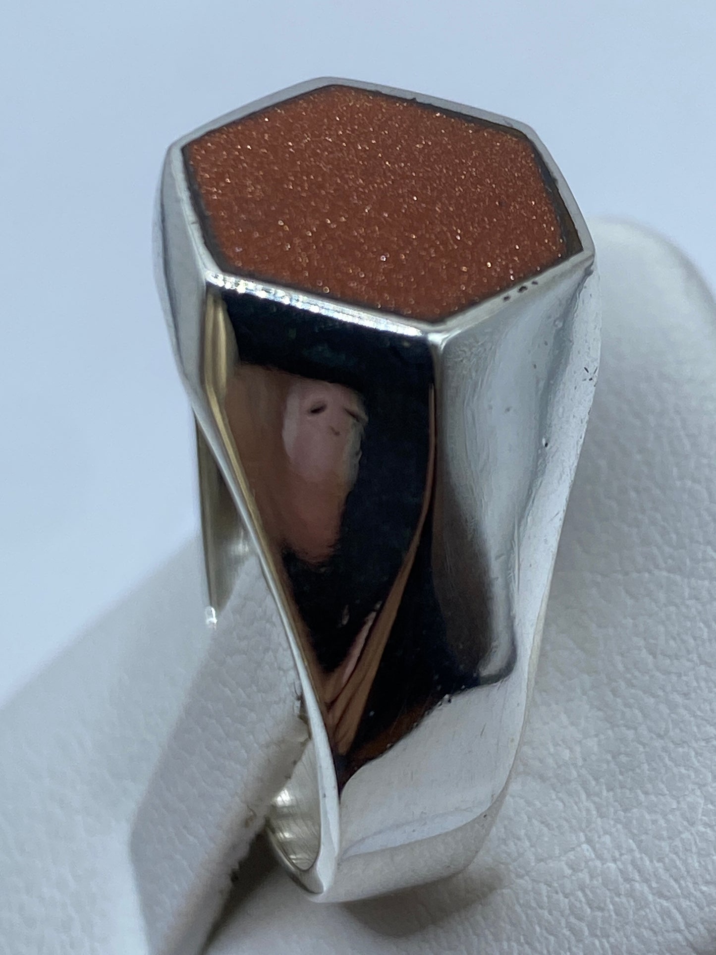 Detalle de la piedra engastada con bisel de plata pulida