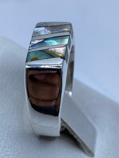 Anillo colocado en el dedo mostrando el acabado pulido y la piedra brillante