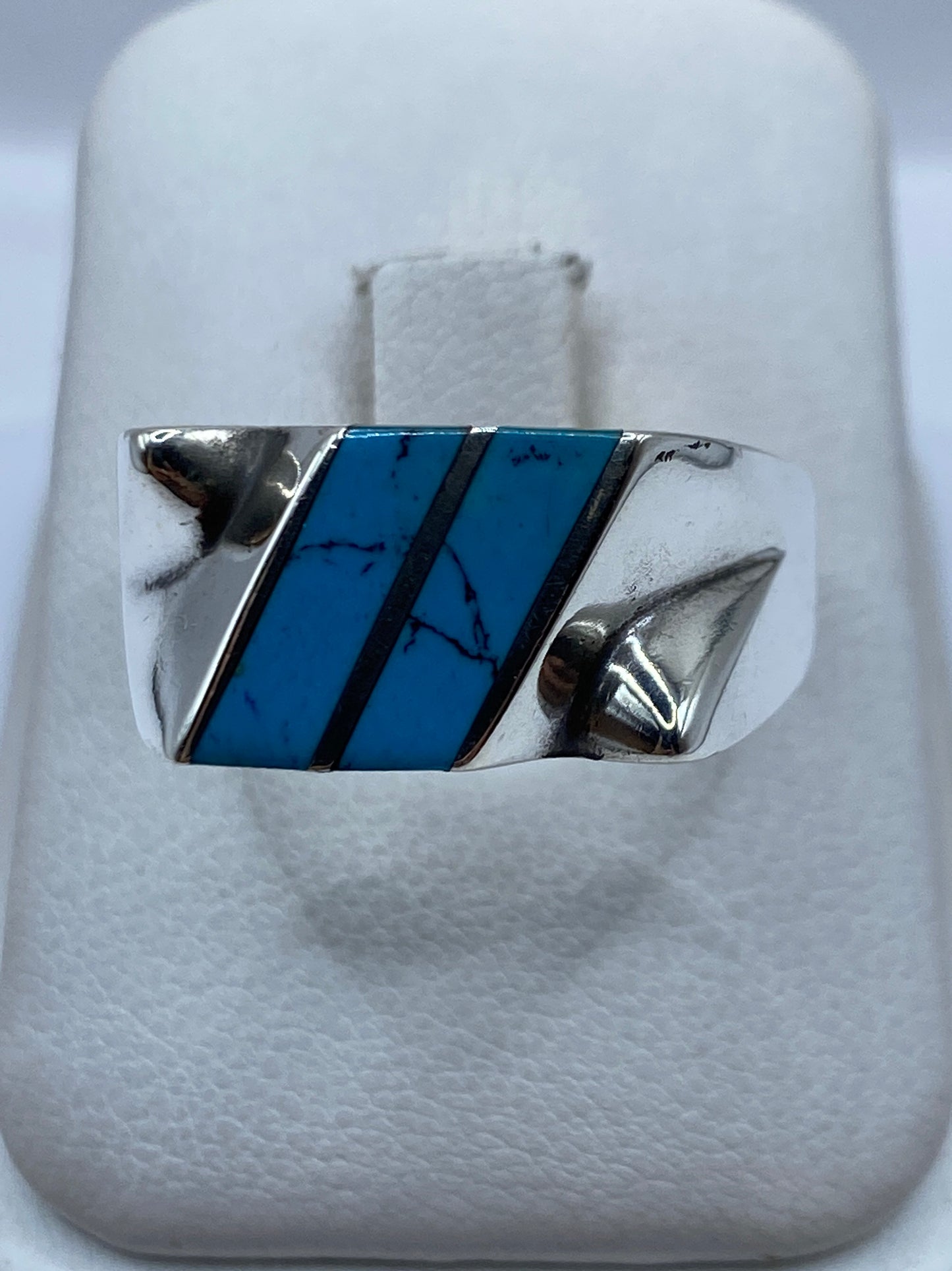 Anillo de plata .925 con turquesa azul cielo engastada, vista frontal sobre almohada blanca