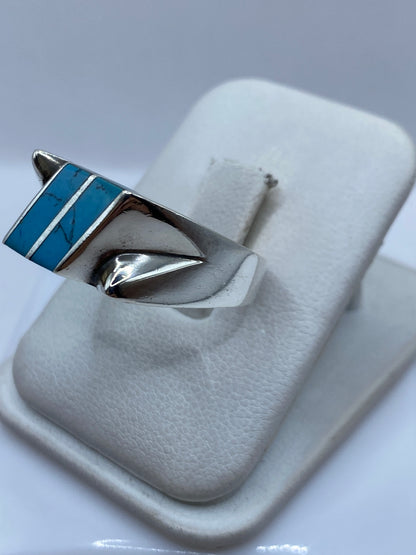 Anillo en dedo de hombre mostrando el tono azul cielo de la turquesa