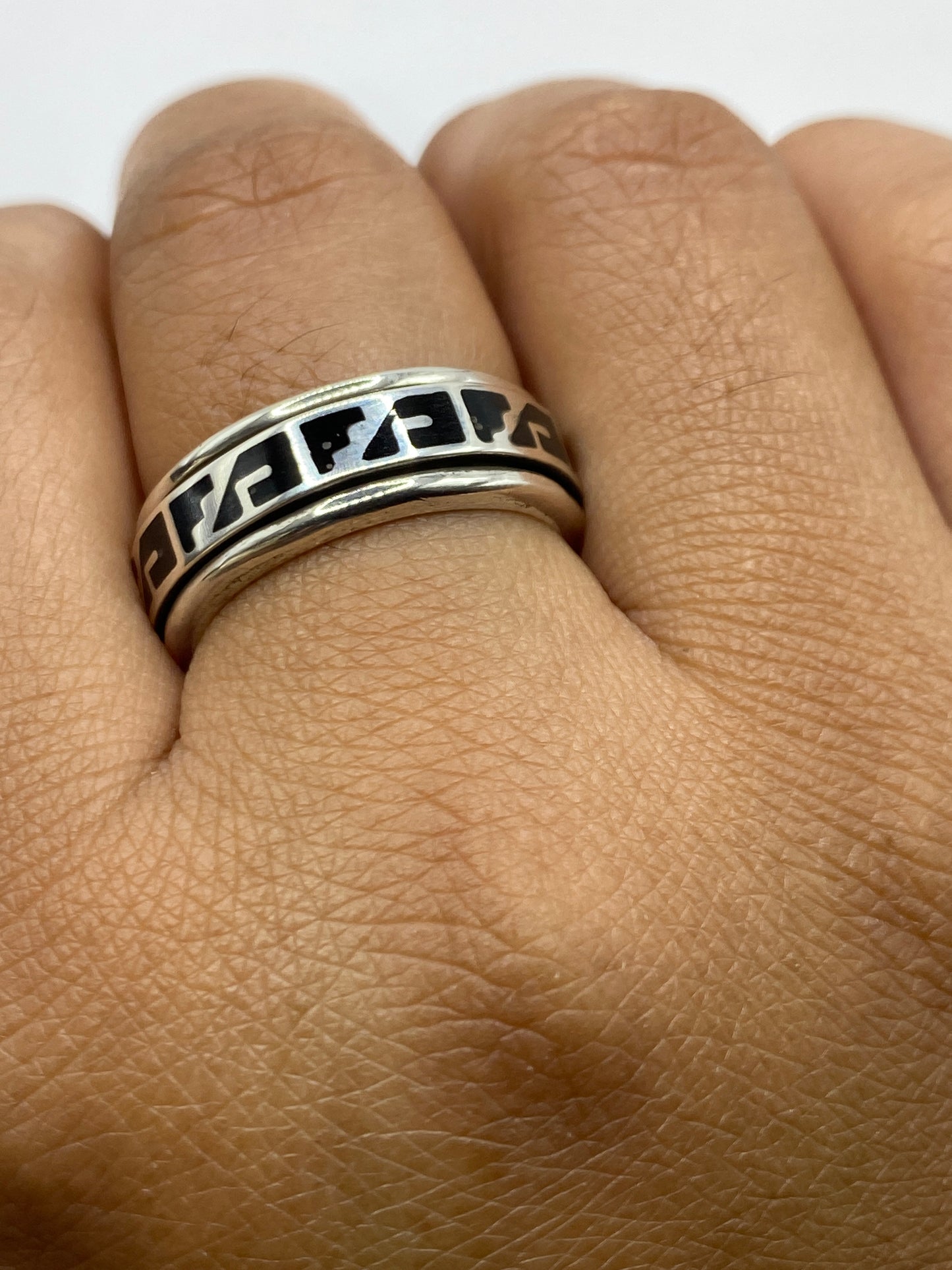 Anillo sobre fondo blanco con el Quinto .925 visible en el interior