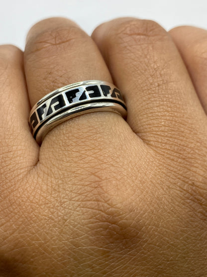 Anillo sobre fondo blanco con el Quinto .925 visible en el interior