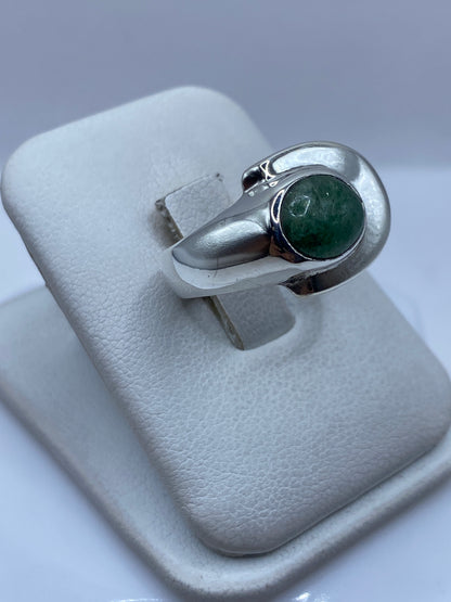 Anillo unisex de plata con piedra verde, vista lateral sobre dedo