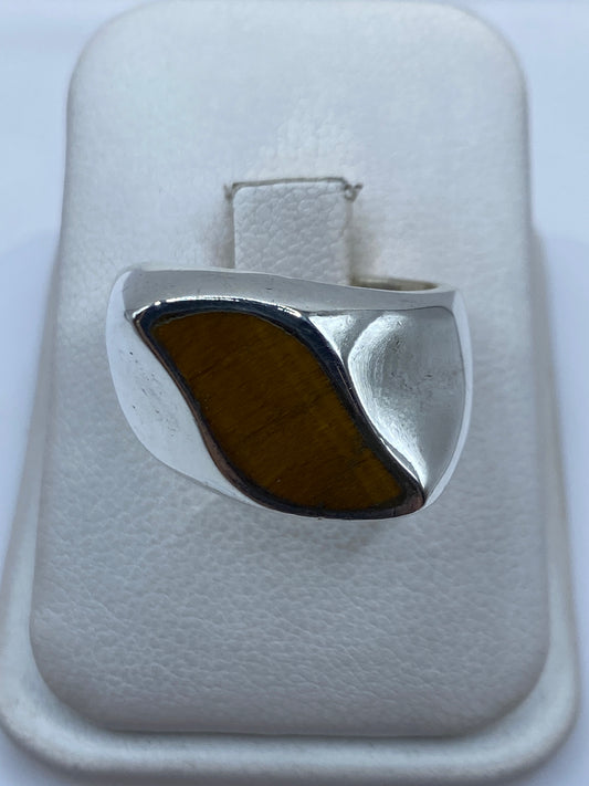 Anillo de plata .925 con piedra engastada a mano, visto de frente en estuche blanco