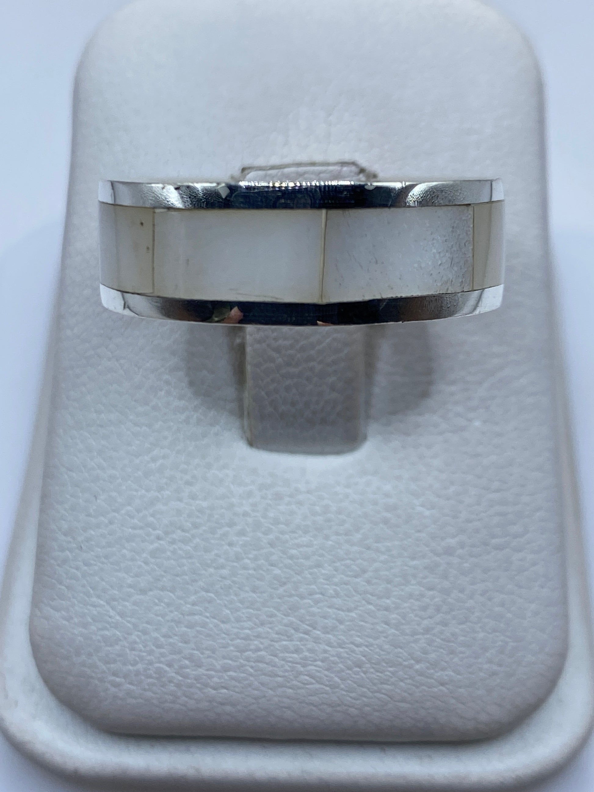 Anillo de plata .950 con perla blanca engastada en la mano