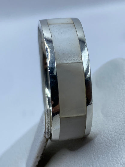 Detalle del engaste a mano de la perla en la lámina de plata
