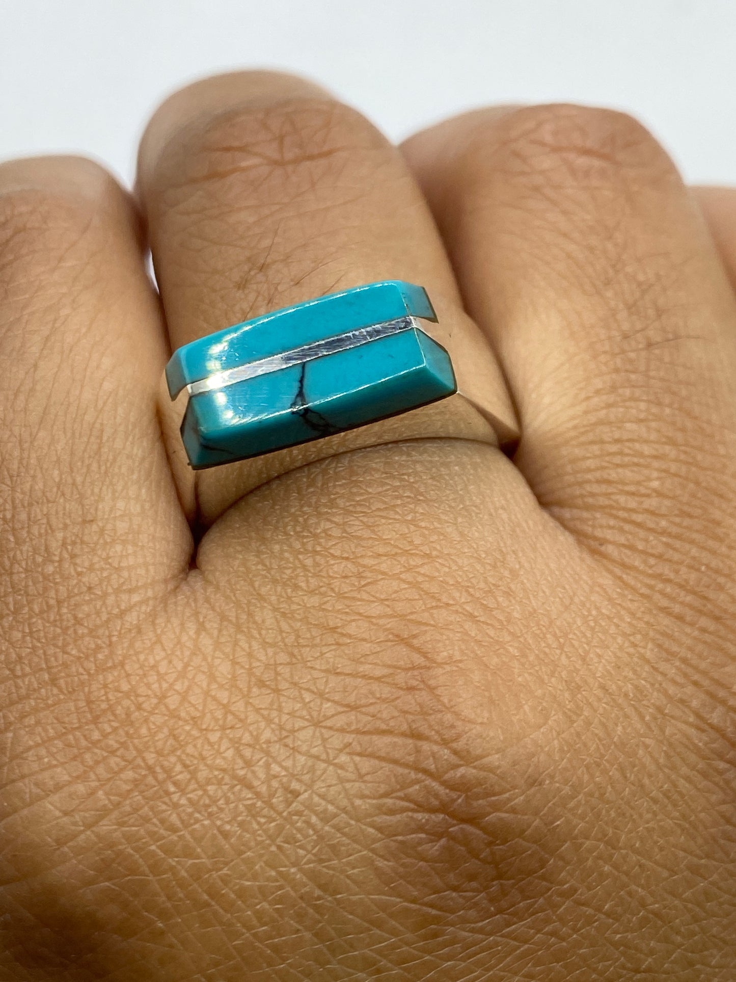 Anillo en la mano mostrando el color azul cielo profundo de la turquesa
