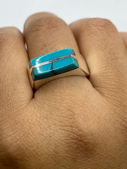 Anillo en la mano mostrando el color azul cielo profundo de la turquesa