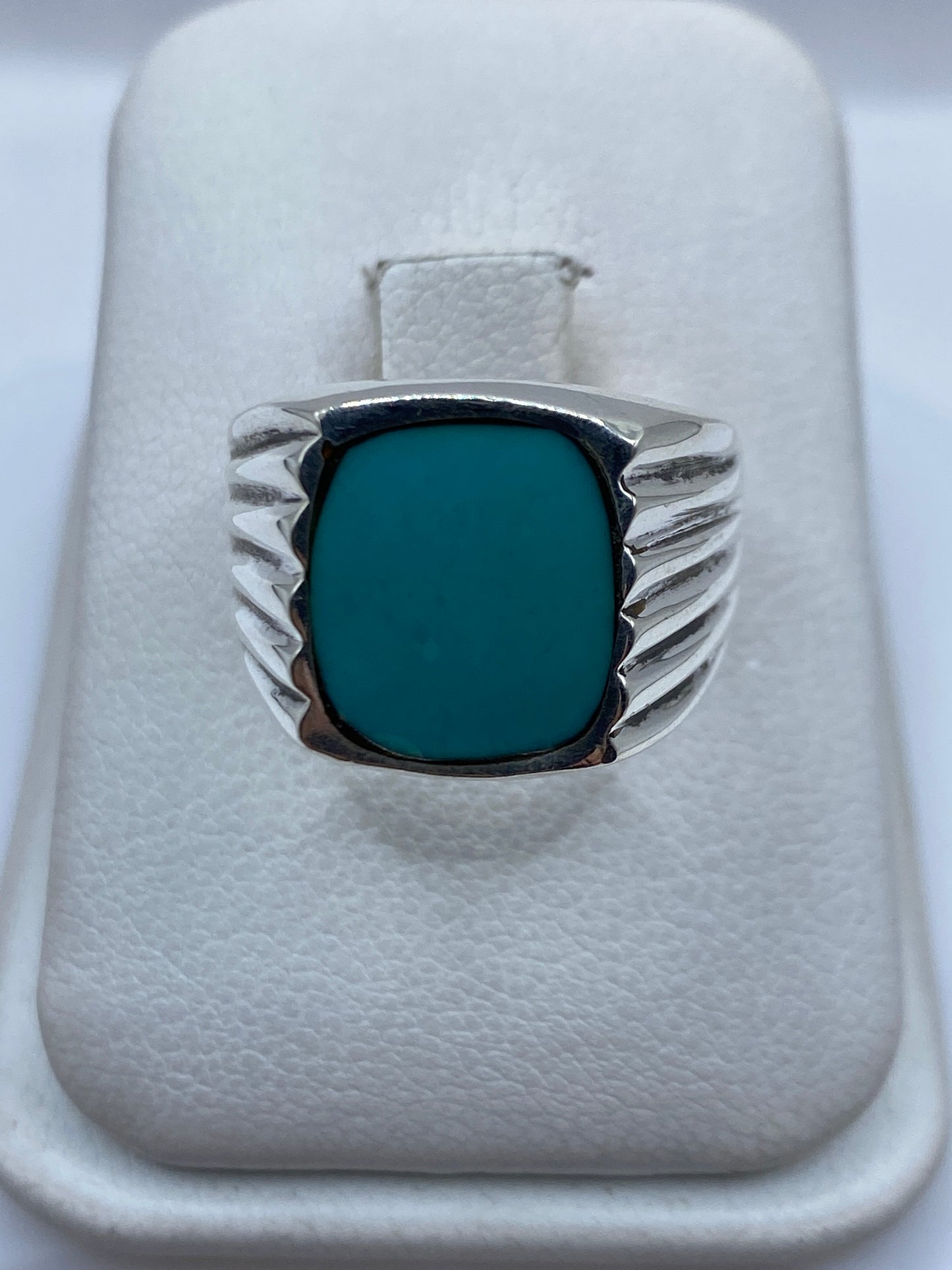 Anillo de plata con turquesa azul cielo en estuche blanco, vista frontal