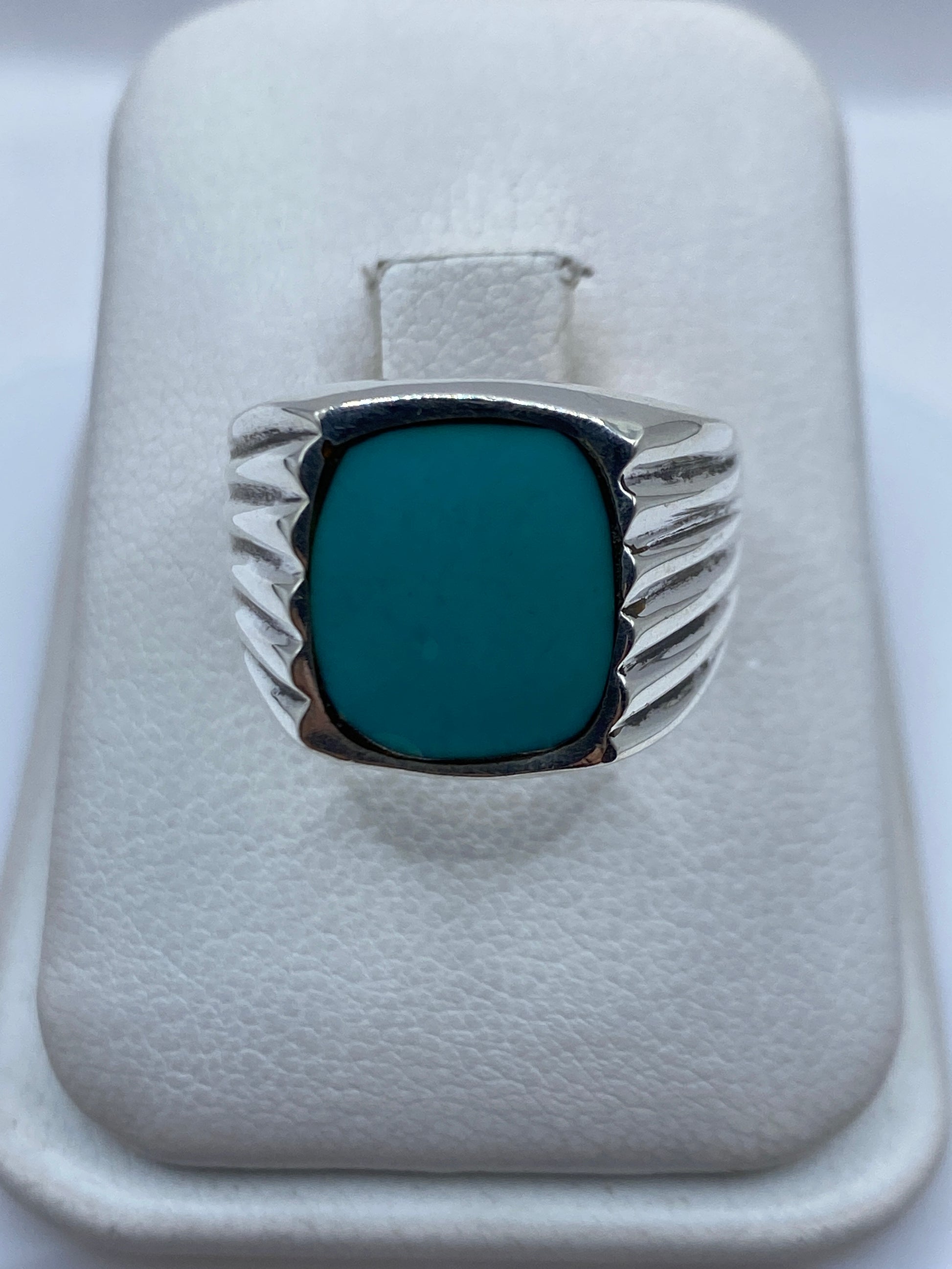 Anillo de plata con turquesa azul cielo en estuche blanco, vista frontal