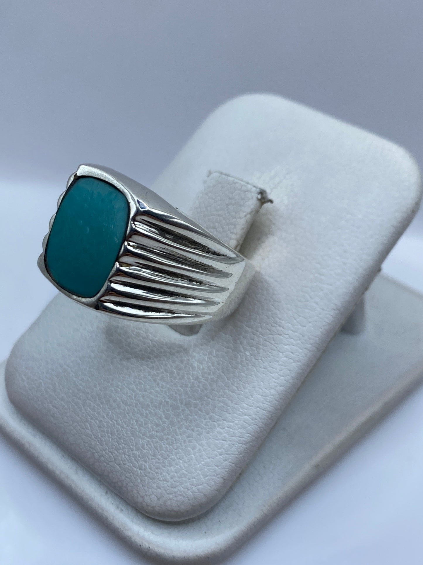 Detalle del engaste de turquesa azul cielo en plata .925, con sello de autenticidad