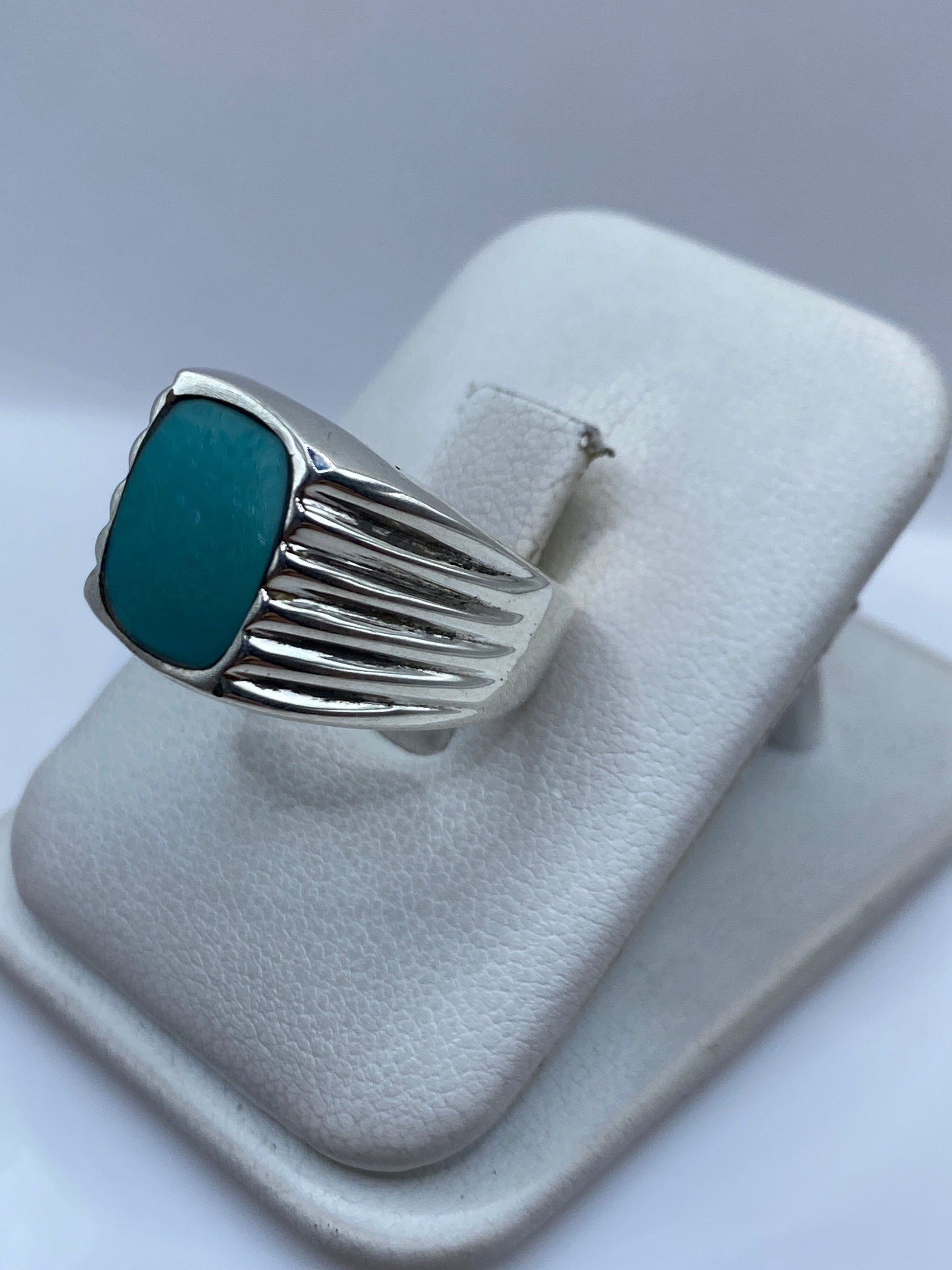 Detalle del engaste de turquesa azul cielo en plata .925, con sello de autenticidad