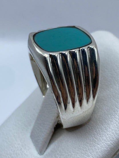 Anillo de turquesa en la mano mostrando la veta natural de la piedra