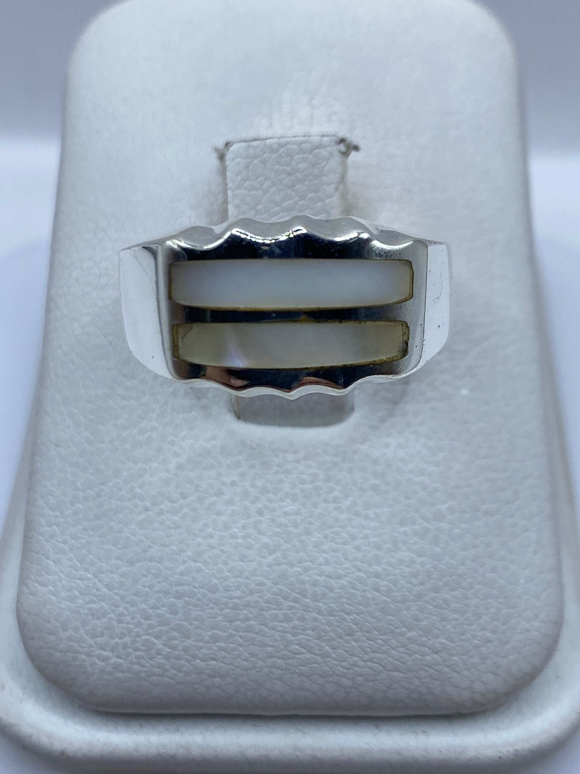 Anillo de plata .925 con perla blanca engastada en Taxco, vista frontal
