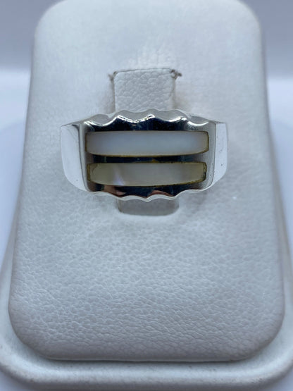 Anillo de plata .925 con perla blanca engastada en Taxco, vista frontal