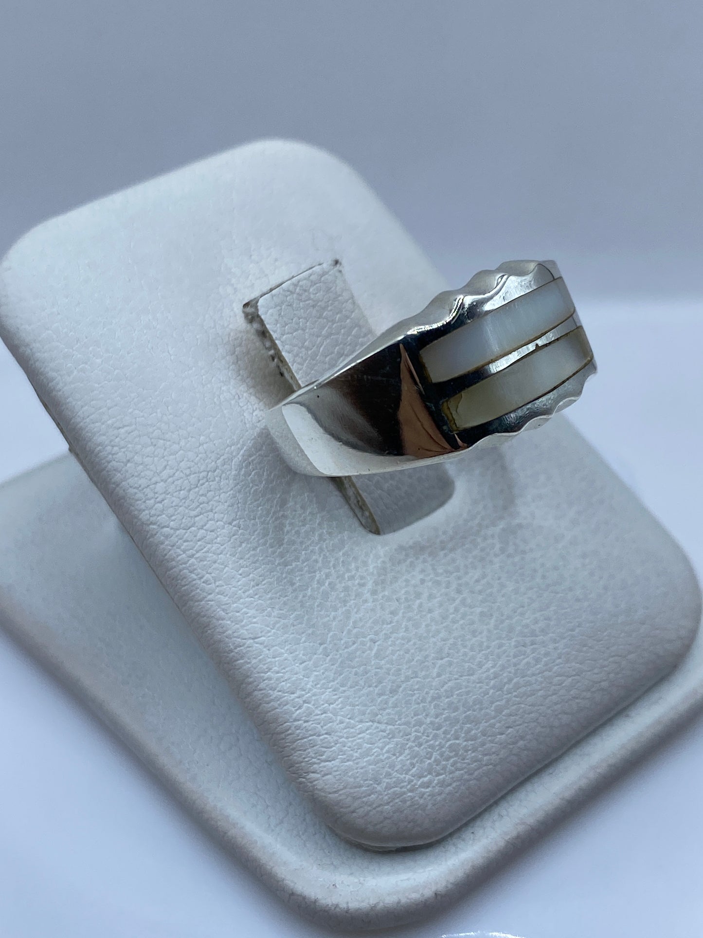 Detalle del engaste de la perla a mano en plata .925
