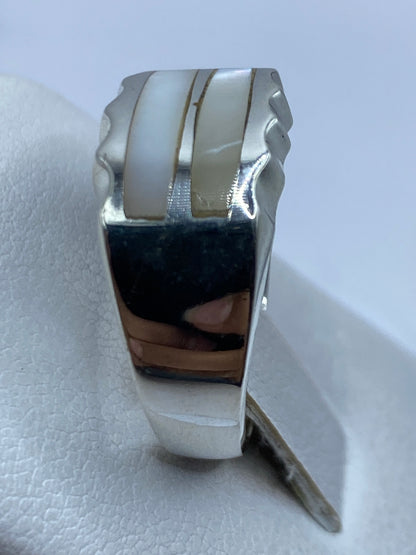 Anillo de perla en la mano de una persona, talla 8