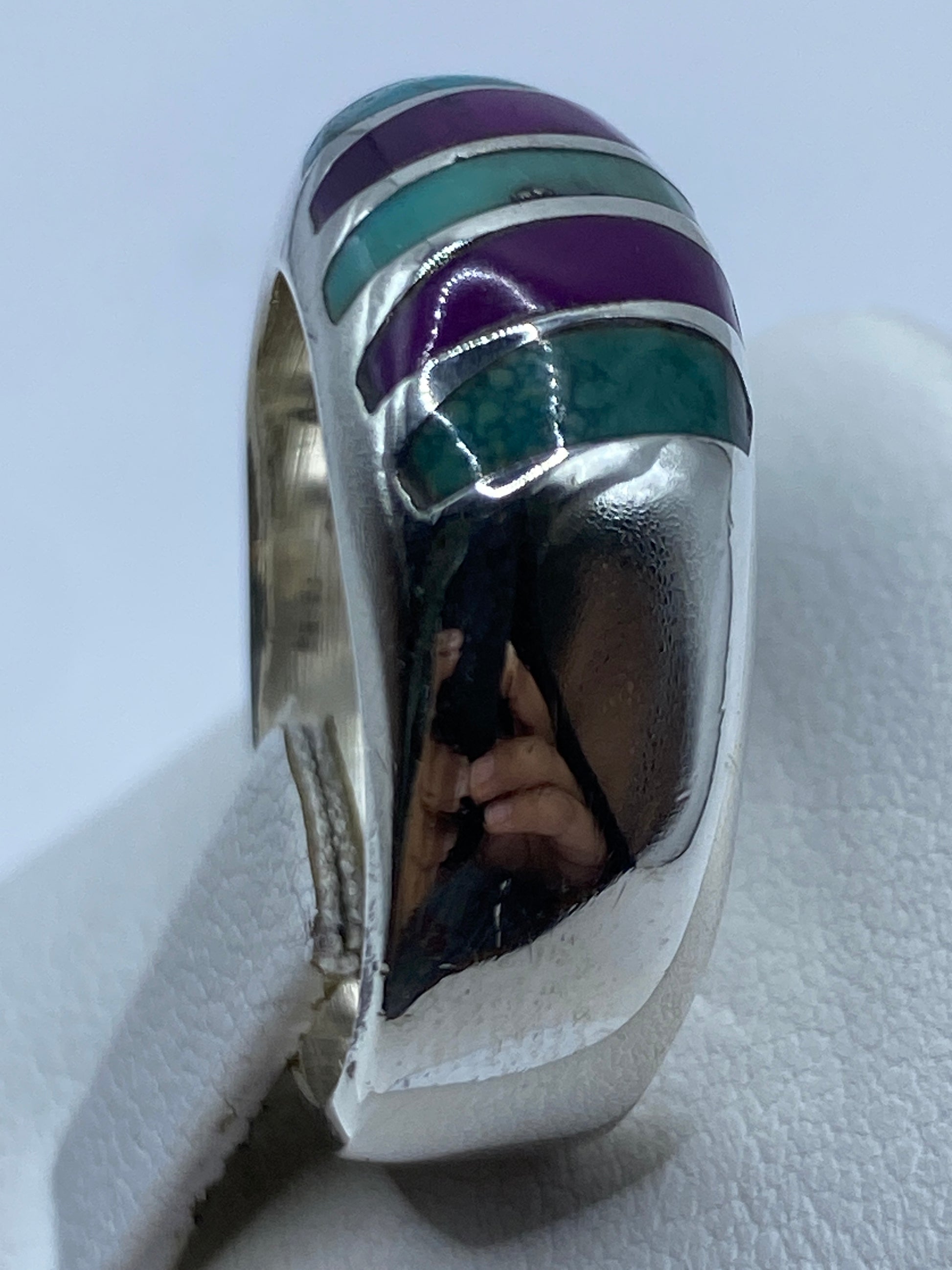 Perfil lateral del anillo de turquesa, talla 9, sobre fondo blanco