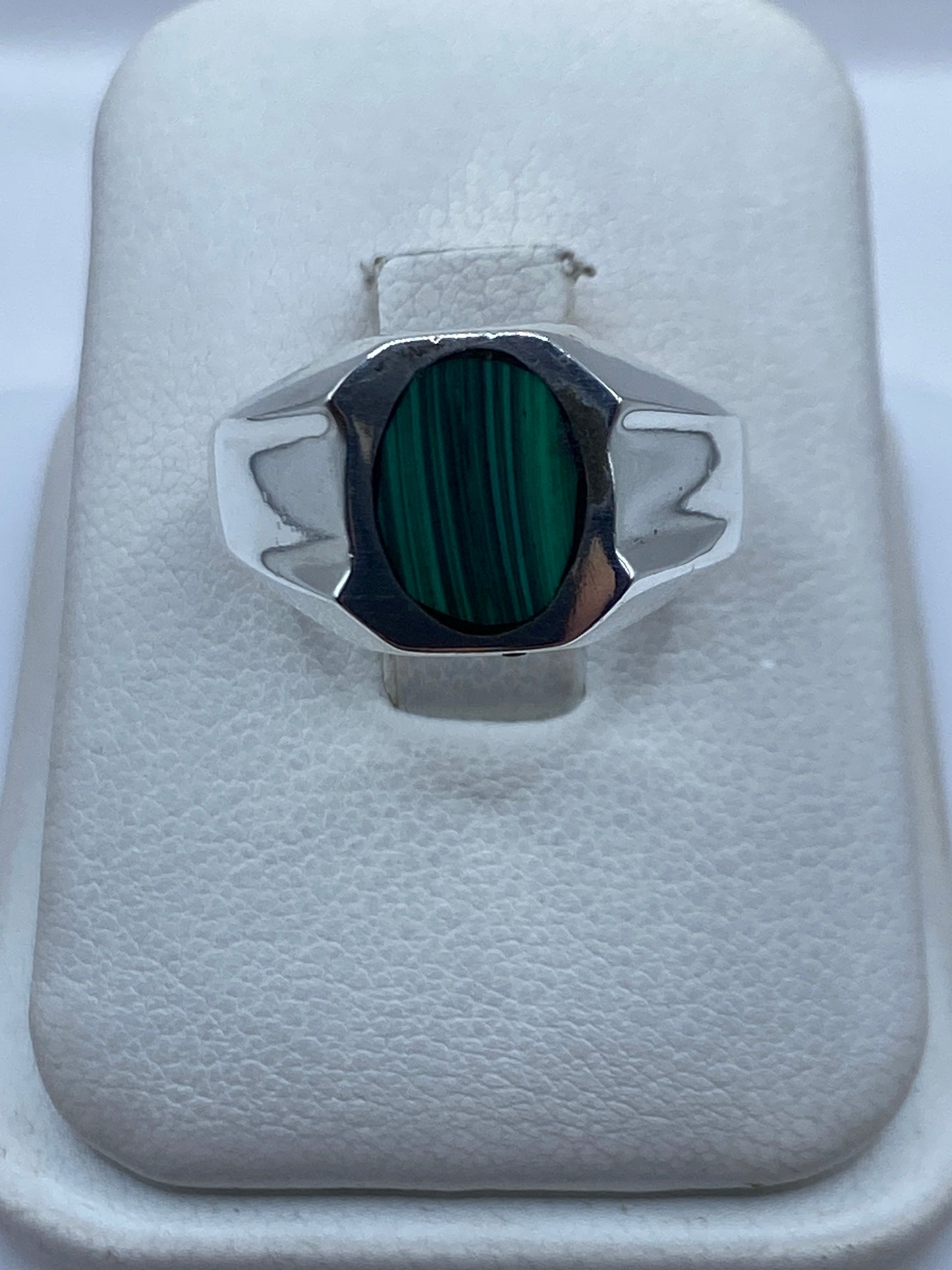 Anillo de plata con malaquita verde engastada, vista frontal en estuche blanco
