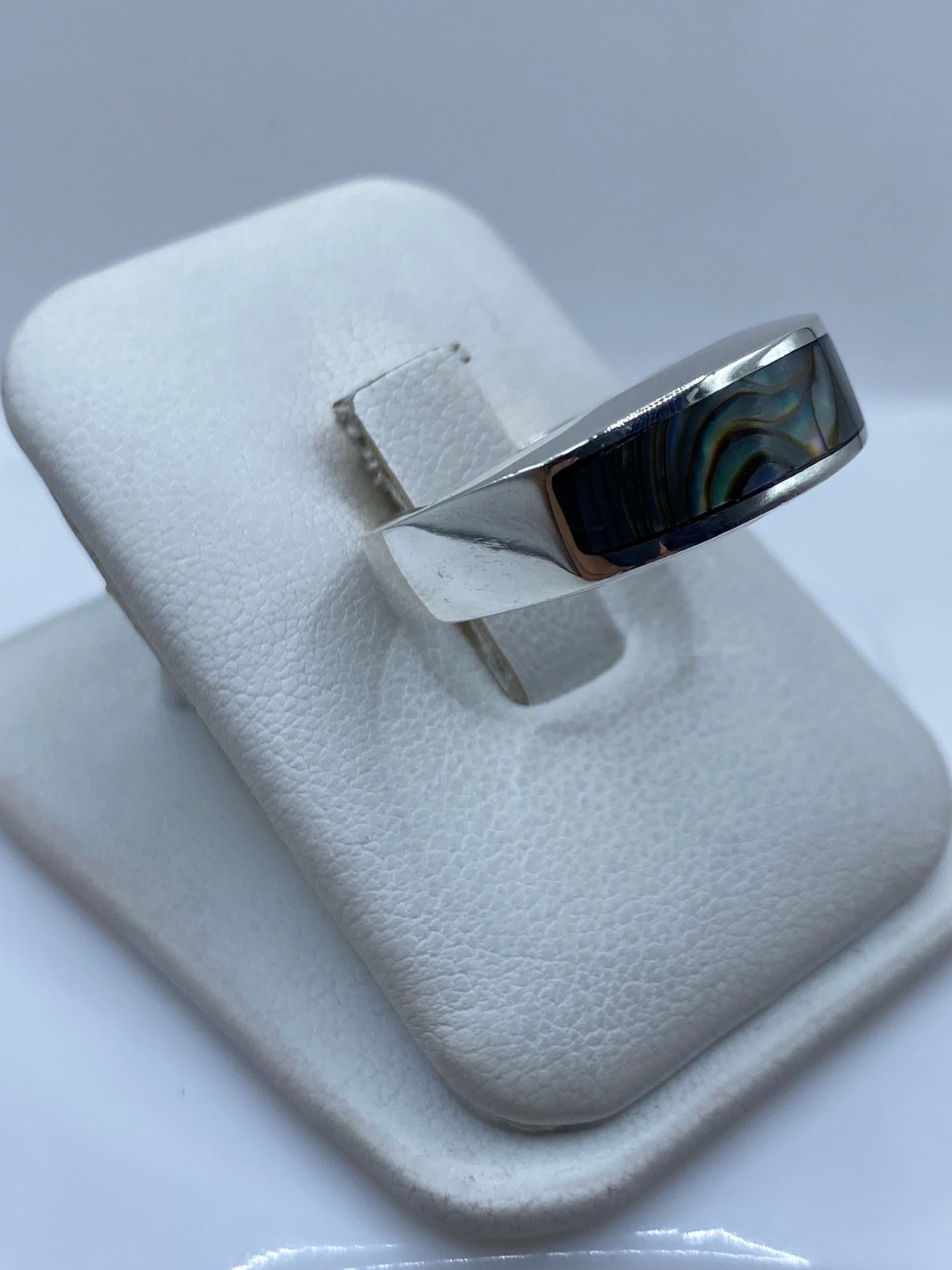 Anillo de perfil lateral, mostrando el engaste a mano y el acabado pulido de la plata