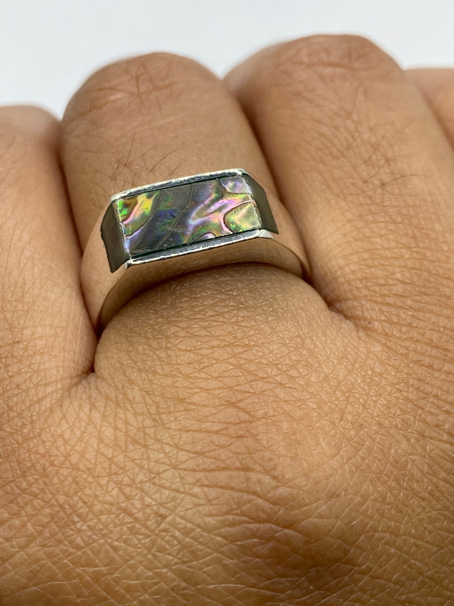 Anillo en la mano mostrando proporción, acabado y brillo de la plata .925