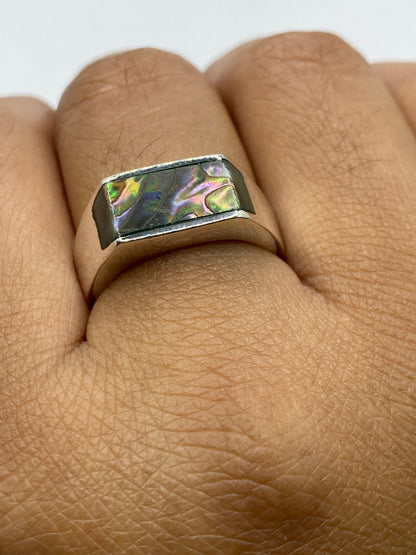 Anillo en la mano mostrando proporción, acabado y brillo de la plata .925