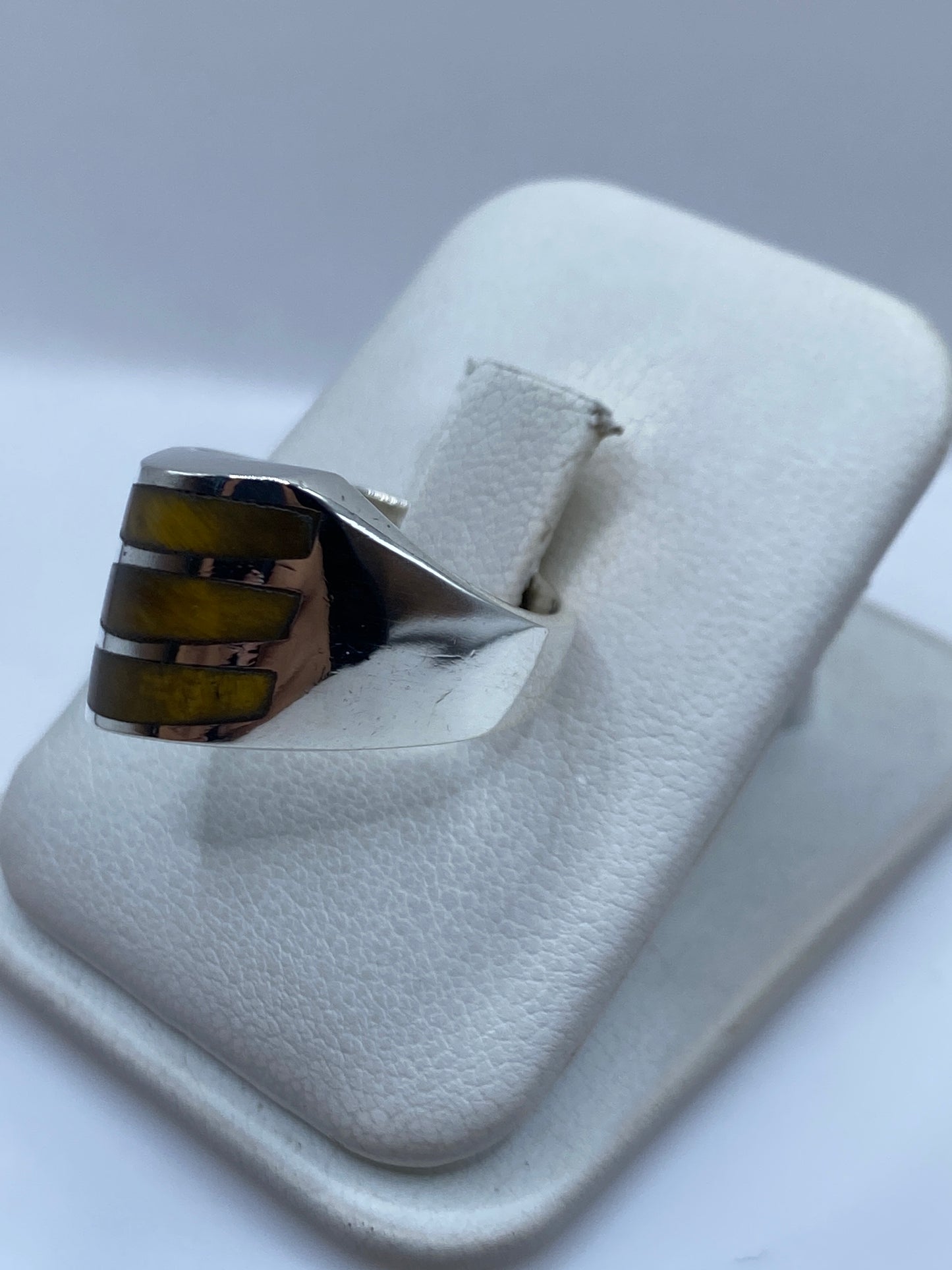Anillo de plata .925 con engaste a mano en la mano de una persona