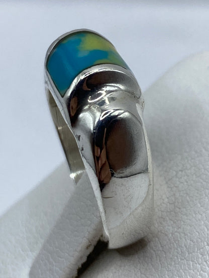 Anillo en la mano mostrando el color azul vibrante y el acabado pulido
